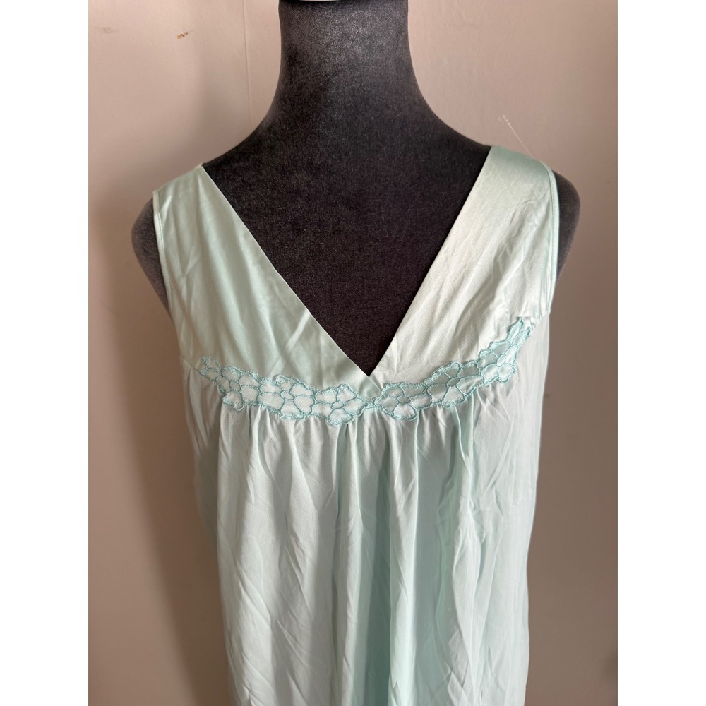 Vintage Vanity Fair Mint Green Embroidered V-Neck Nightgown USA Cottagecore M - Picture 5 of 11